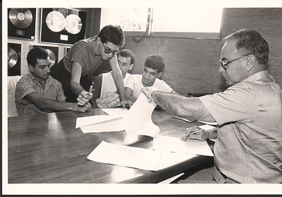 משינה - תצלום משינה, חתימה עם חברת התקליטים. תצלום היסטורי של להקת משינה במסגרת החתימה על ההסכם עם 