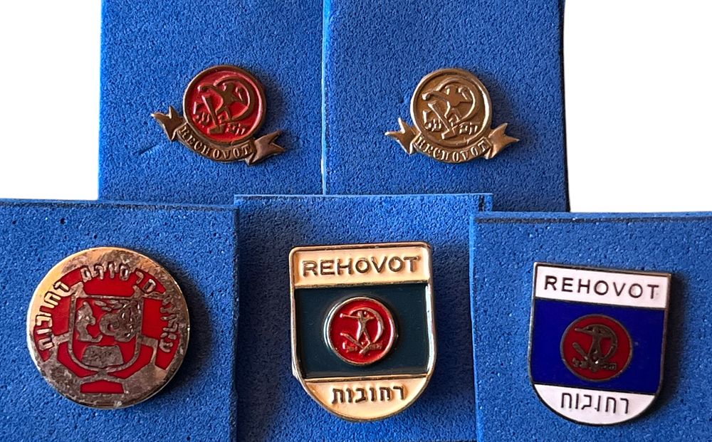 הפועל רחובות - אוסף סיכות הפועל רחובות. אוסף 5 סיכות קבוצת הפועל רחובות, שנות הארבעים ועד ימינו, על 