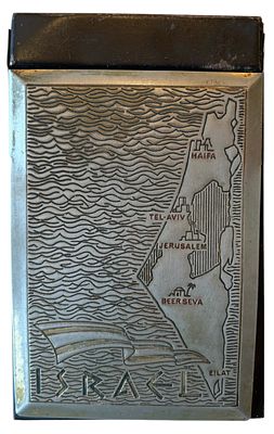 מחזיק פנקס, מפת ישראל. מחזיק פנקס עליו חרוטה מפת ישראל והים התיכון. הבסיס עשוי עץ. מידות: 13.5 * 