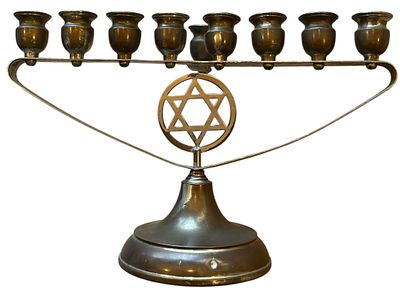 חנוכיה, מגן דוד. חנוכיית מתכת, במרכזה מגן דוד, ללא ציון יצרן. מרשימה ויפה. רוחב: 28 ס״מ, גובה: 