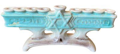 חנוכיה, פחר. קרמיקה ישראלית: חנוכיה תוצרת פחר, לא חתום. מצב מצויין. רוחב: 33.5 ס״מ, גובה: 14 ס״מ