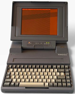 מחשב נישא טושיבה TOSHIBA T3100E, שנת 1988. מחשב בזמנו לתחליף שולחני מתקדם. קומפקטי ושוקל רק 5.8 