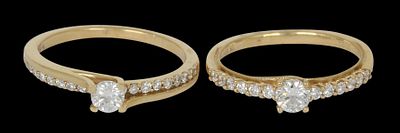 לוט 2 טבעות זהב 14K. - משובצת יהלום במשקל של כ-0.25 ct ויהלומים מסביב במשקל של כ-0.22 ct. מידה