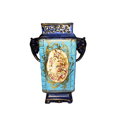 כד פורצלן צרפתי מלבני Chinoiserie. 1900 בקירוב. כפי הנראה היצרן Sarreguemines. סגנון Fang-Hu. 