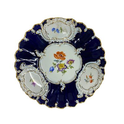 Meissen. צלחת פורצלן גרמנית עתיקה. 1910-1920, “Neuer Ausschnitt” מעוטרת בפרחים צבעוניים 