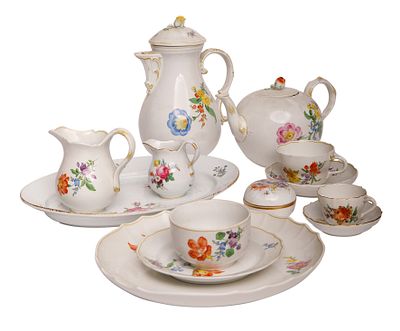 Meissen. מערכת פורצלן למנה אחרונה - 8 סועדים. **צילום מדגמי**. 1960 - 1880. 54 חלקים. כולל, 2 