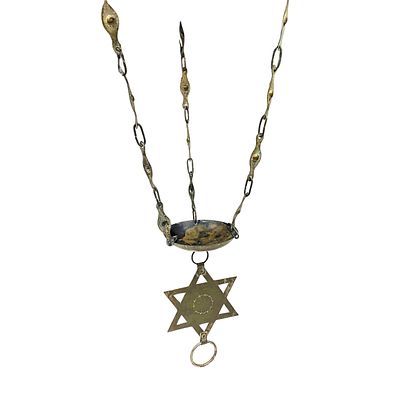 עיטור אהיל בית כנסת תלוי. המאה ה-20. עשוי נחושת, מעוטר במגן דוד, כיתוב בעבדת ניסור ונתון על 