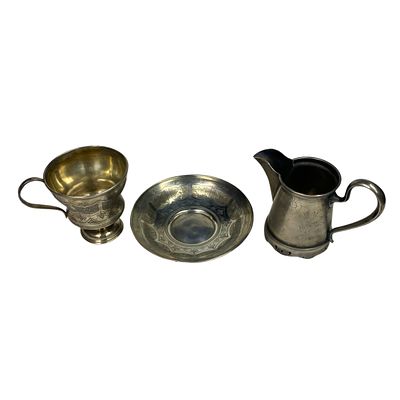 לוט של שלושה כלי כסף רוסיים. המאה ה-19. כולל גביע ותחתית תואמת וכלי לחלב. מעוטרים בעבודת חריתה 