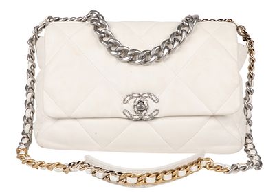 CHANEL 19 SHOULDER BAG. White color. Gilt hardware. 30X20X10 cm. 
The Chanel 19 bag is named 