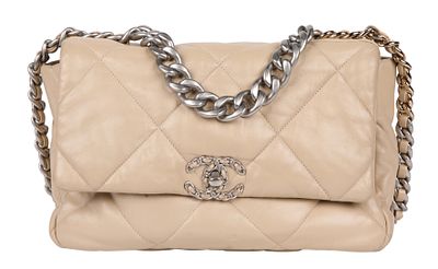 CHANEL 19 SHOULDER BAG. Cream color. Gilt hardware. 30X20X10 cm. 
The Chanel 19 bag is named 