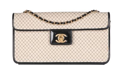 CHANEL VINTAGE EAST WEST FLAP. Jersey cream color fabric with ornamented diamond motif. Gilt 