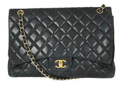 CHANEL CLASSIC DOUBLE FLAP MAXI SHOULDER BAG. Black lambskin leather. Gilt hardware. 33X23X10 cm.