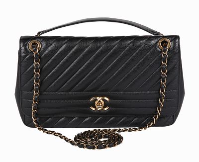 CHANEL FLAP A VINTAGE SHOULDER BAG. Black leather. Gilt hardware. 30X20X8 cm.