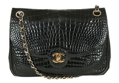 CHANEL FLAP VINTAGE SHOULDER BAG. Black shiny crocodile leather. Gilt hardware. 24X18X8 cm. 
The 
