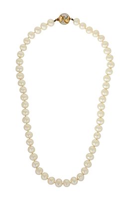 PEARL NECKLACE. A row of pearls with a diameter of approx. 7 – 8 mm. Length approx. 46 cm. 14K 