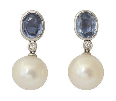 PAIR OF AN 18K WHITE GOLD EARRINGS. Set with a sapphire, and a pendant set with a small diamond 