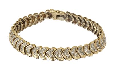 A 9K GOLD BRACELET. Set with 3 small diamonds with a total weight of approx. 1.00 ct. in each 