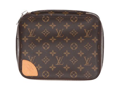 LOUIS VUITTON VANITY BAG. Monogram canvas design. Silver-tone metal ornaments. 22x18x5 cm.