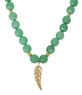 מחרוזת אמרלדים. מעוטרת חרוזי זהב ואלמנט זהב בדגם עלה. סוגר זהב 14K. אורך כ-46 ס"מ.