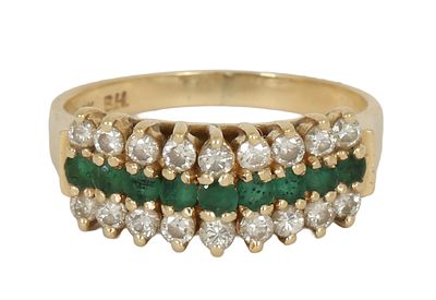 טבעת זהב 14K. משובצת 2 שורות של יהלומים במשקל של כ-0.30 ct ושורת אבני אמרלדים באמצע. מידה כ-5.5 