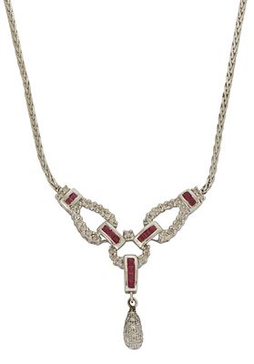 תליון זהב לבן 14K. אלמנטים משובצים יהלומים ואבני רובי. נושא תליון טיפה משובץ יהלומים. כולל שרשרת 