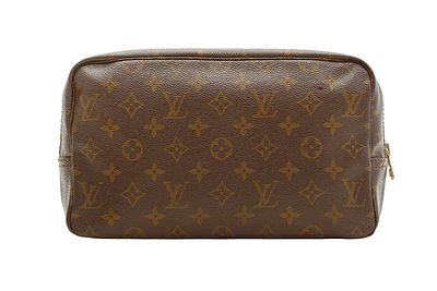 LOUIS VUITTON תיק תמרוקים וינטג'. מונוגרם בדגם קנבס. עיטורי מתכת מוזהבים. 27X15X8 ס"מ.
