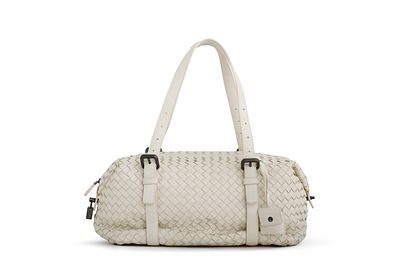 BOTTEGA VENETA תיק כתף. עור אינטרציו בגוון קרם. עיטורי מתכת מושחרים. רצועות נשיאה ניתנות 