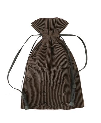 תיק יד ISSEY MIYAKE. עור ניילון חום כהה. כפלים וחיתוכים. 20X12X4 ס"מ.