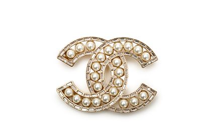 CHANEL סיכה. מתכת מוזהבת. מעוטרת בקישוטים דמוי פנינים.