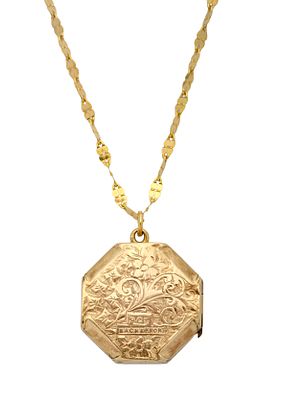 תליון ויקטוריאני זהב 9K. נפתח, מעוטר חריתה בדגם עלים ופרחים, כולל שרשרת מיוחדת זהב 14K. משקל כ-4 גרם.