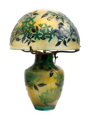 DESK LAMP IN GALLE STYLE, ART-NOUVEAU. 1920-1935 approximately. Made of glass decorated with 