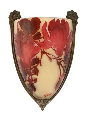 GALLE. FRENCH ART NOUVEAU WALL LAMP. Circa 1904. Cameo glass vase made of cameo glass, decorated 