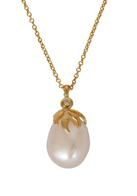 14K GOLD PENDANT. Leaf pattern set with a small diamond and a pearl, diameter approx. 13X14 mm. 