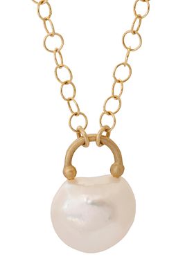 14K GOLD PENDANT. Set with a pearl, diameter approx. 13-14 mm. Includes a 14K Gold chain. Weight 