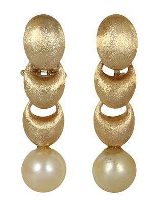18K GOLD EARRINGS. Decorated with beautiful Gold work and carrying a pearl. Length approx. 3.3 