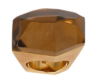 18K GOLD RING. Massive geometric design. Set with an oversized smoky quartz. Size approx. 7 US. 