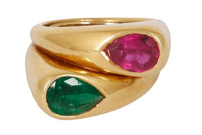 18K GOLD RING. Set with emerald and rubies in a pear shape cut. Size approx. US 4.5. Weight 