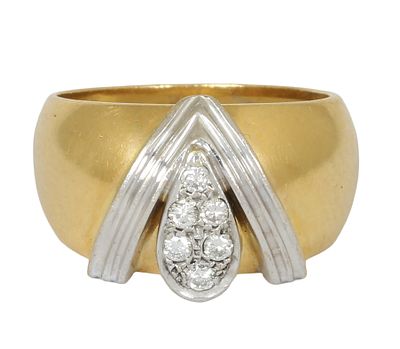 18K GOLD RING. Decorated with a white Gold element set with small diamonds. Size approx. US 5. 