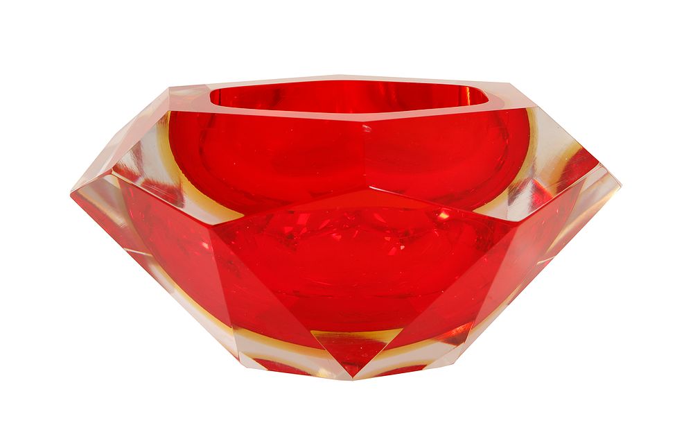 MURANO. GLASS BOWL. Diamond pattern in red on a white background. Width: 20 cm.