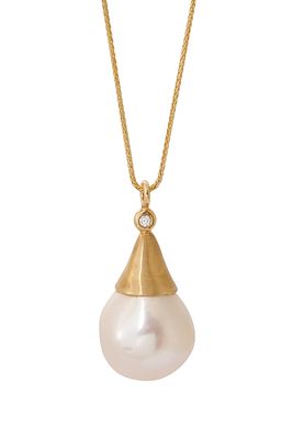14K GOLD PENDANT. Set with a small diamond and a pearl with a diameter of approx. 12.5 mm. 