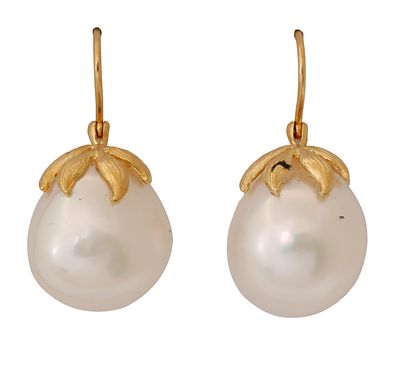 18K GOLD EARRINGS. Decorated with beautiful gold work and set with a pearl with a diameter of 