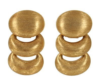 18K GOLD CLIP-ON EARRINGS. Elements decorated with beautiful gold work. Length approx. 2.5 to 3 