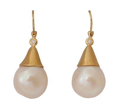14K GOLD EARRINGS. Set with pearls with a diameter of approx. 12 to 13 mm and 2 small diamonds. 