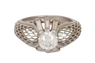 PLATINUM ART-DECO RING. Set with a diamond weighing approx. 1.00 ct. and 6 baguette diamonds on 