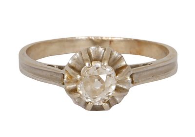 14K WHITE GOLD ANTIQUE RING. Flower design, set with a diamond of approx. 0.50 ct. Size approx. 