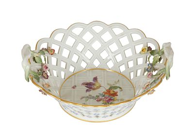 Meissen, סלסילת פורצלן גרמנית. מעוטרת באפליקציות וציורים של פרחים. חתומה. רוחב: 23 ס"מ. מספר 