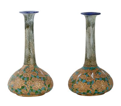 Royal Doulton. מבית Slaters Lambeth, זוג אגרטלים. עשויים קרמיקה אמנותית. מעוטרים בגוף צבוע 