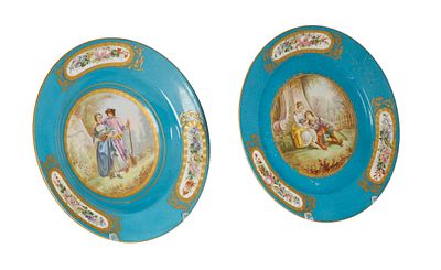 Sevres. זוג כלי פורצלן צרפתי. המאה ה-19. כולל, צלחת וקערה מעוטרות בציורי יד של סצנות חיזור של 