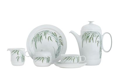 Rosenthal. סט פורצלן גרמני. מעוטר בעלווה ירוקה עדינה בגוון ירוק. כולל, 10 צלחות גדולות, 12 קערות 