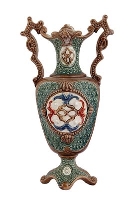 כד מג'וליקה (Majolica) אירופאי. סוף המאה ה-19, מעוטר בצביעה בעבודת יד. ממוספר. גובה: 21.5 ס"מ.